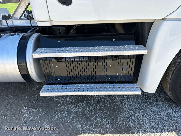 image for item EA4840 2015 Freightliner Cascadia semi truck