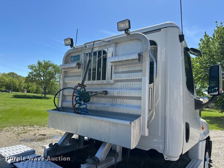 image for item EA4840 2015 Freightliner Cascadia semi truck
