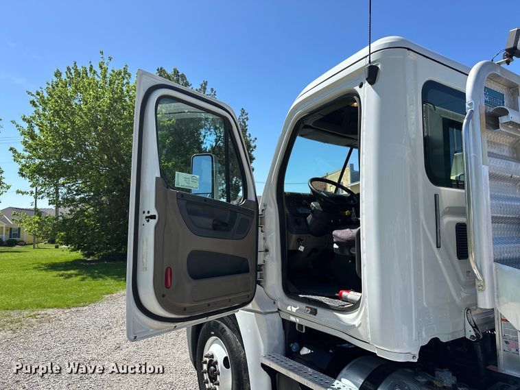 image for item EA4840 2015 Freightliner Cascadia semi truck