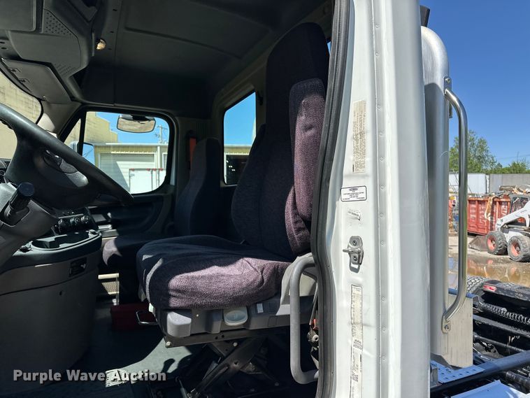 image for item EA4840 2015 Freightliner Cascadia semi truck