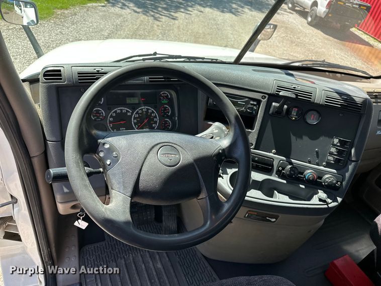 image for item EA4840 2015 Freightliner Cascadia semi truck