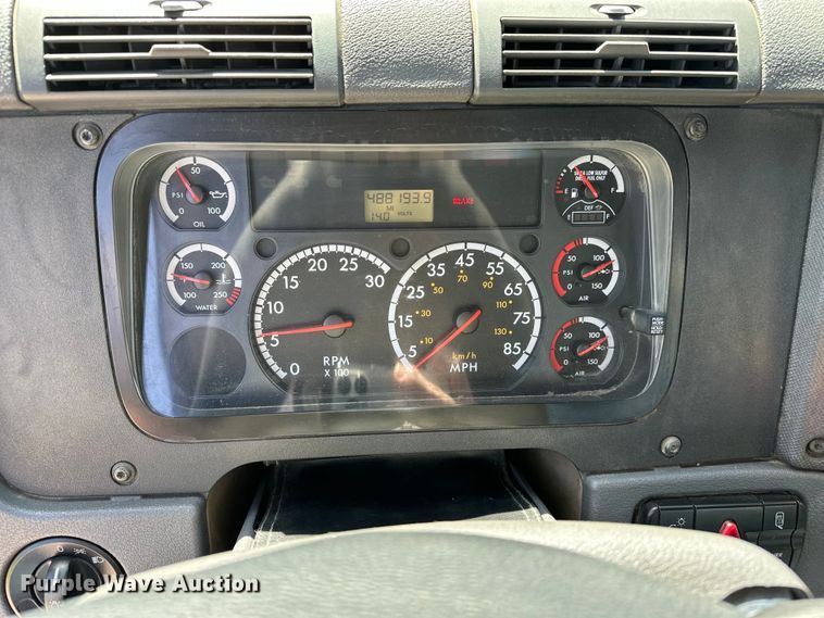 image for item EA4840 2015 Freightliner Cascadia semi truck