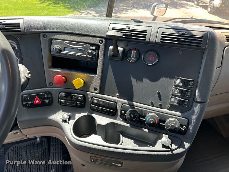 image for item EA4840 2015 Freightliner Cascadia semi truck