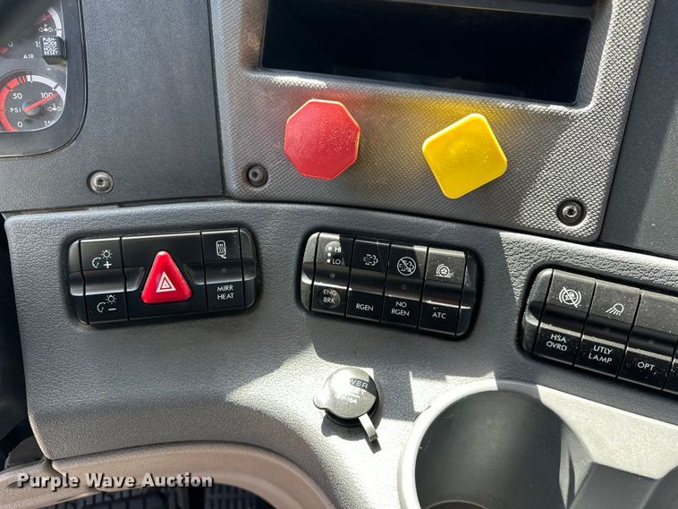 image for item EA4840 2015 Freightliner Cascadia semi truck
