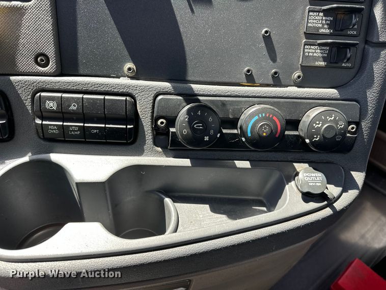 image for item EA4840 2015 Freightliner Cascadia semi truck