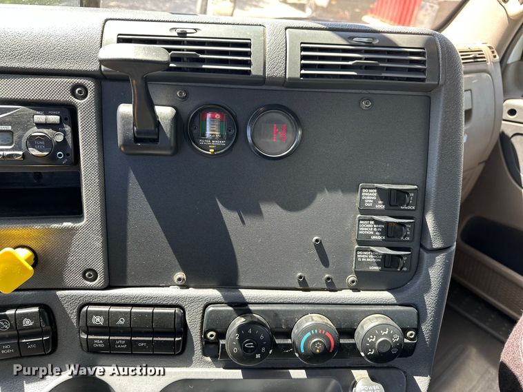image for item EA4840 2015 Freightliner Cascadia semi truck