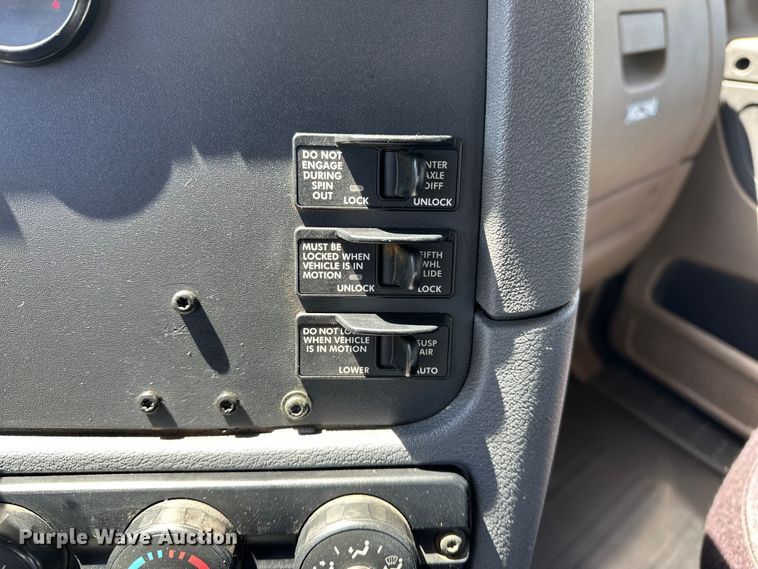 image for item EA4840 2015 Freightliner Cascadia semi truck