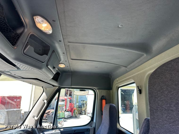 image for item EA4840 2015 Freightliner Cascadia semi truck