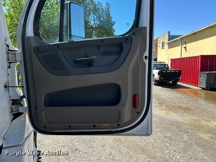 image for item EA4840 2015 Freightliner Cascadia semi truck