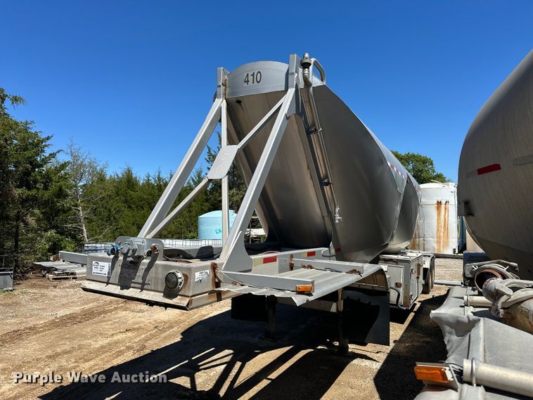 1982 Trailmobile B32C-52DT tank trailer