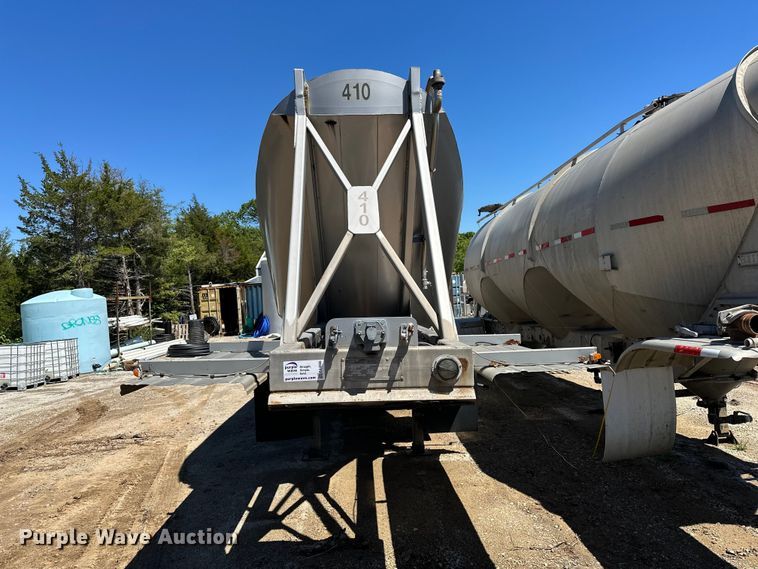 image for item EA4856 1982 Trailmobile B32C-52DT tank trailer