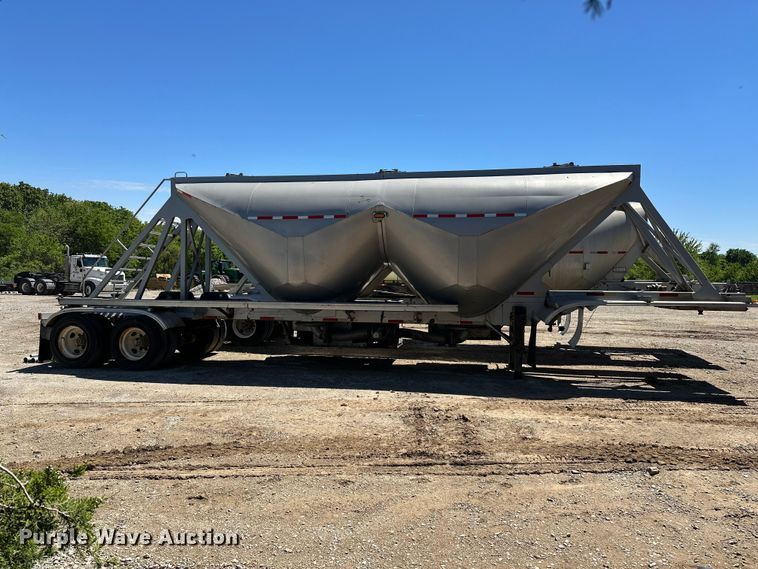 image for item EA4856 1982 Trailmobile B32C-52DT tank trailer