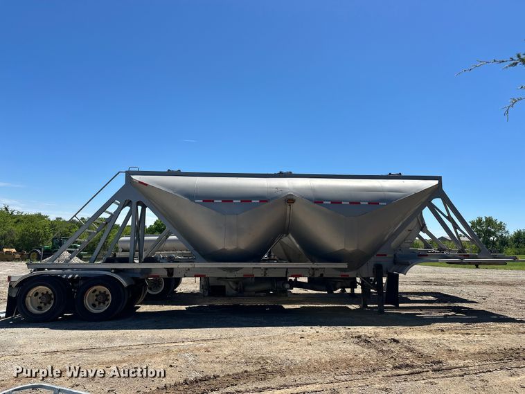 image for item EA4856 1982 Trailmobile B32C-52DT tank trailer