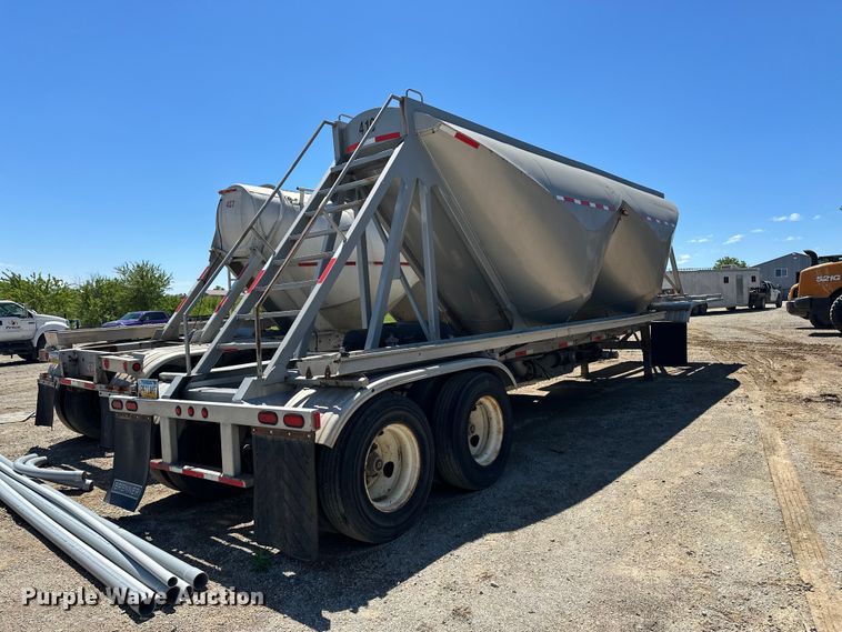image for item EA4856 1982 Trailmobile B32C-52DT tank trailer