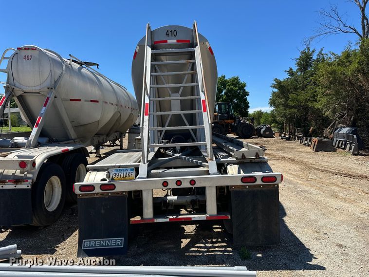 image for item EA4856 1982 Trailmobile B32C-52DT tank trailer