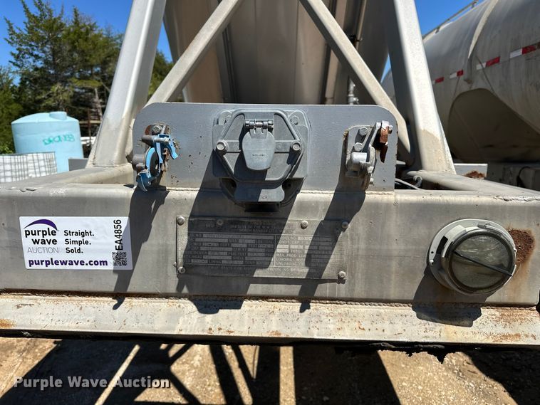 image for item EA4856 1982 Trailmobile B32C-52DT tank trailer