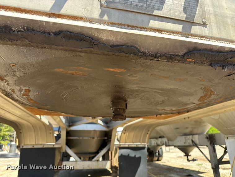 image for item EA4856 1982 Trailmobile B32C-52DT tank trailer