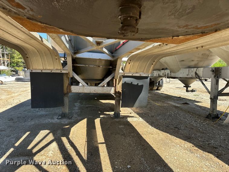 image for item EA4856 1982 Trailmobile B32C-52DT tank trailer