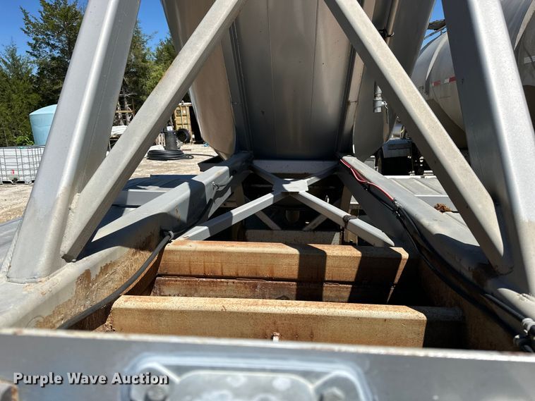 image for item EA4856 1982 Trailmobile B32C-52DT tank trailer