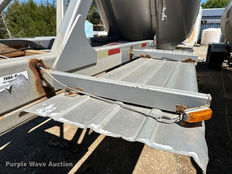 image for item EA4856 1982 Trailmobile B32C-52DT tank trailer