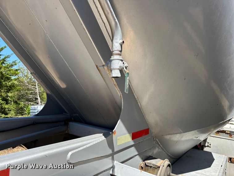 image for item EA4856 1982 Trailmobile B32C-52DT tank trailer