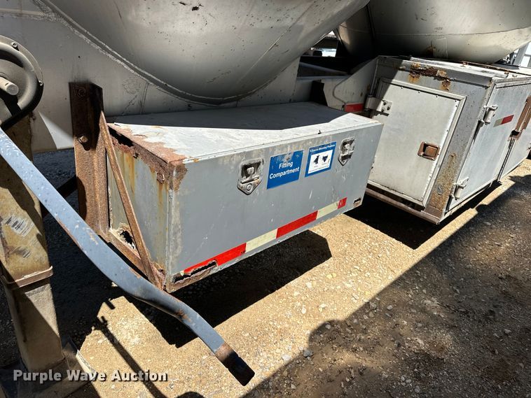 image for item EA4856 1982 Trailmobile B32C-52DT tank trailer