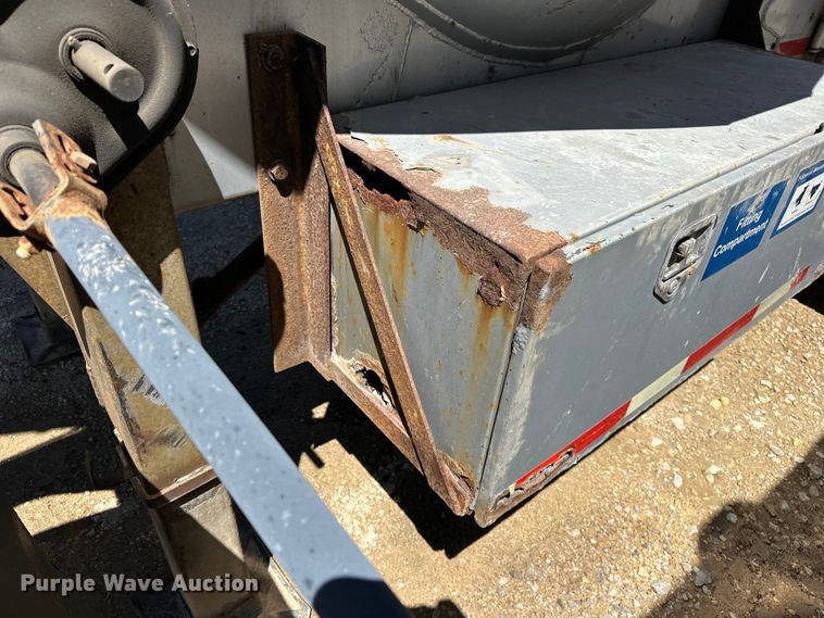 image for item EA4856 1982 Trailmobile B32C-52DT tank trailer