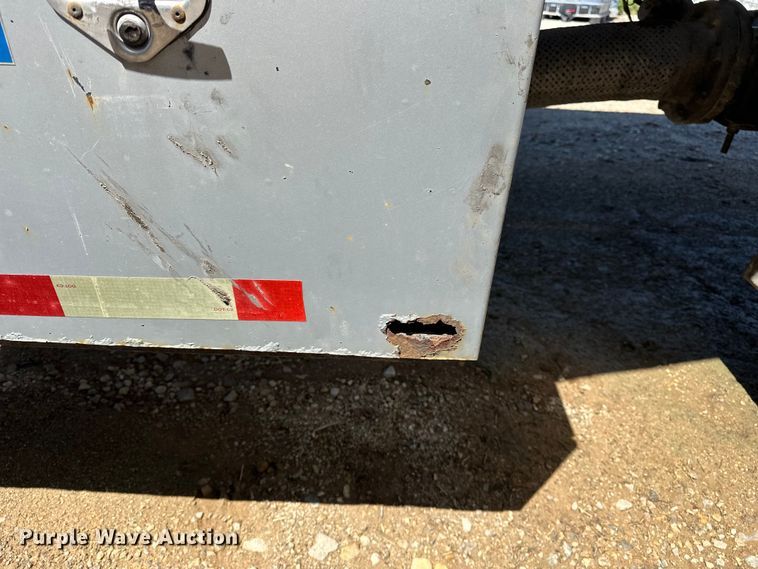 image for item EA4856 1982 Trailmobile B32C-52DT tank trailer