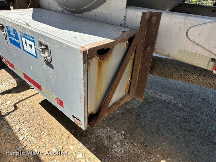image for item EA4856 1982 Trailmobile B32C-52DT tank trailer