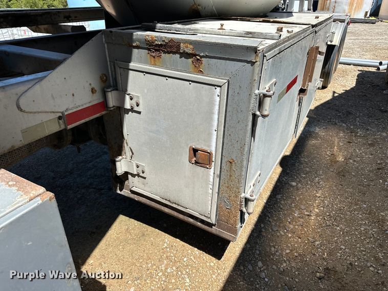 image for item EA4856 1982 Trailmobile B32C-52DT tank trailer