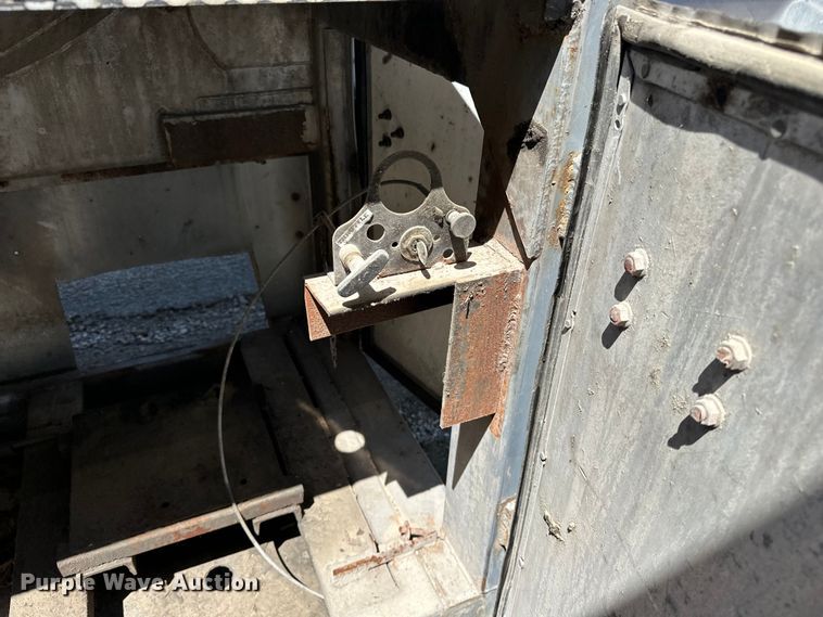 image for item EA4856 1982 Trailmobile B32C-52DT tank trailer