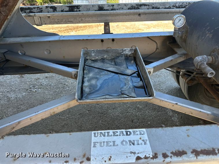 image for item EA4856 1982 Trailmobile B32C-52DT tank trailer