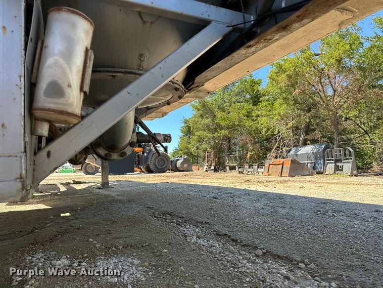 image for item EA4856 1982 Trailmobile B32C-52DT tank trailer