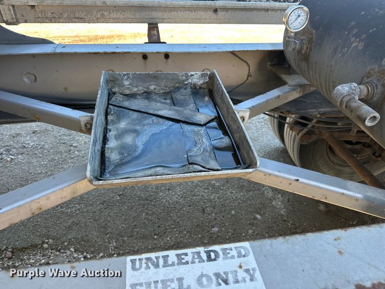 image for item EA4856 1982 Trailmobile B32C-52DT tank trailer