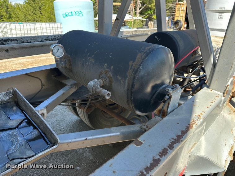 image for item EA4856 1982 Trailmobile B32C-52DT tank trailer