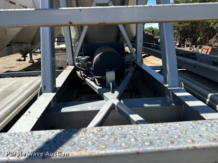 image for item EA4856 1982 Trailmobile B32C-52DT tank trailer