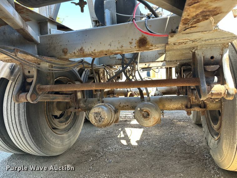 image for item EA4856 1982 Trailmobile B32C-52DT tank trailer