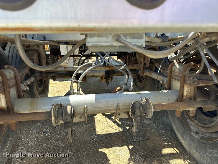 image for item EA4856 1982 Trailmobile B32C-52DT tank trailer