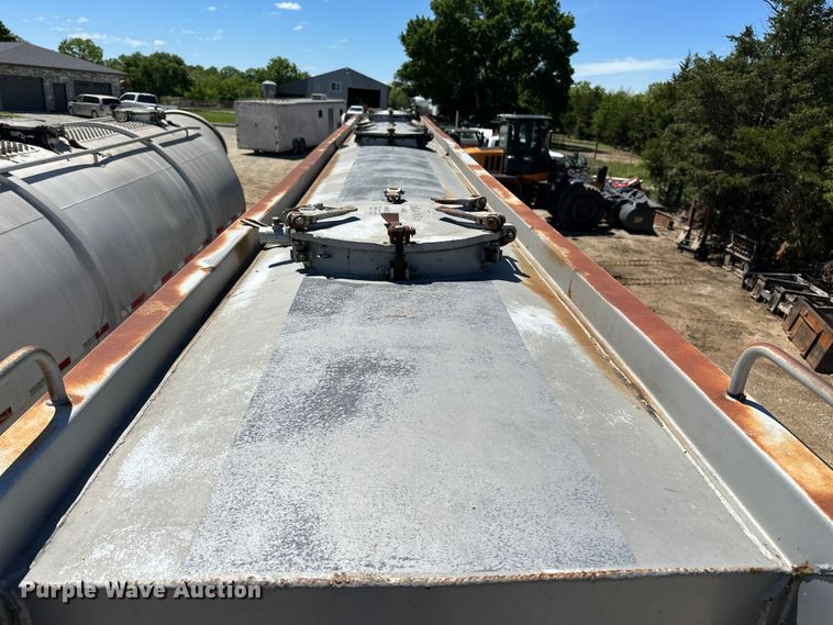 image for item EA4856 1982 Trailmobile B32C-52DT tank trailer