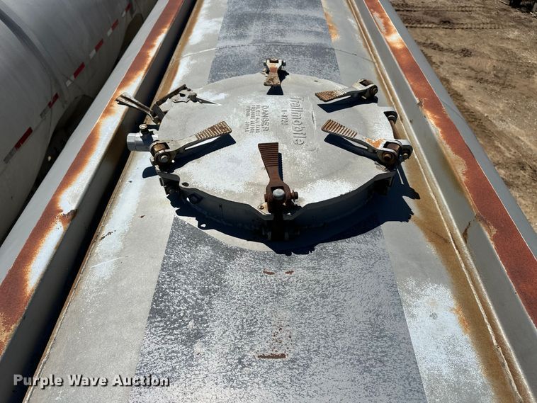image for item EA4856 1982 Trailmobile B32C-52DT tank trailer