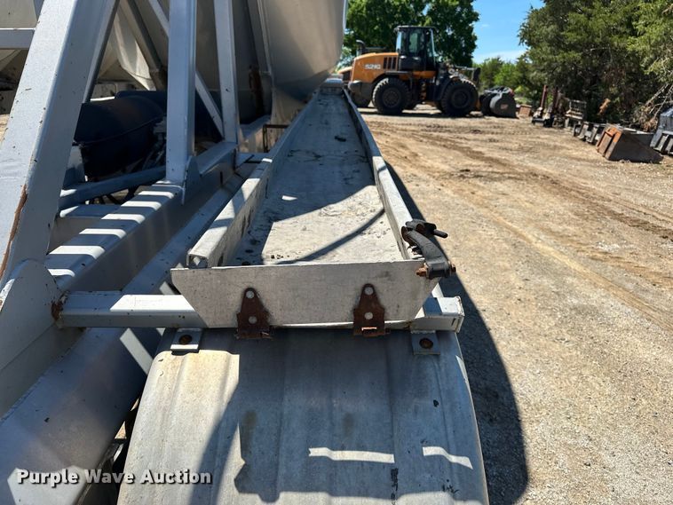 image for item EA4856 1982 Trailmobile B32C-52DT tank trailer