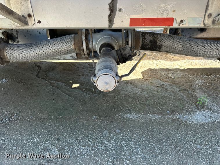 image for item EA4856 1982 Trailmobile B32C-52DT tank trailer