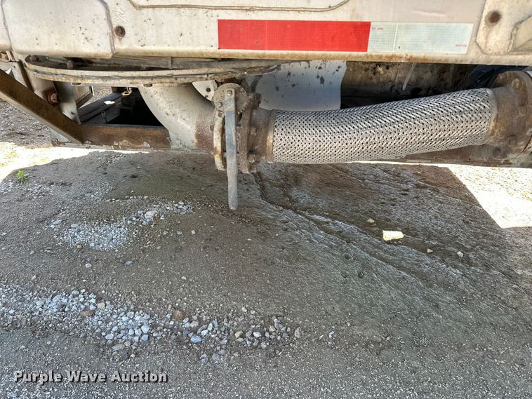 image for item EA4856 1982 Trailmobile B32C-52DT tank trailer