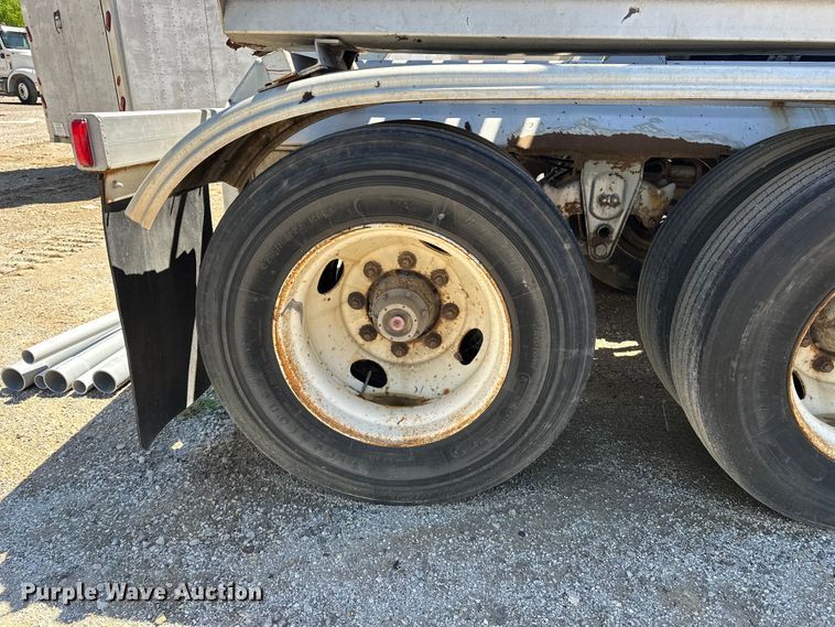 image for item EA4856 1982 Trailmobile B32C-52DT tank trailer