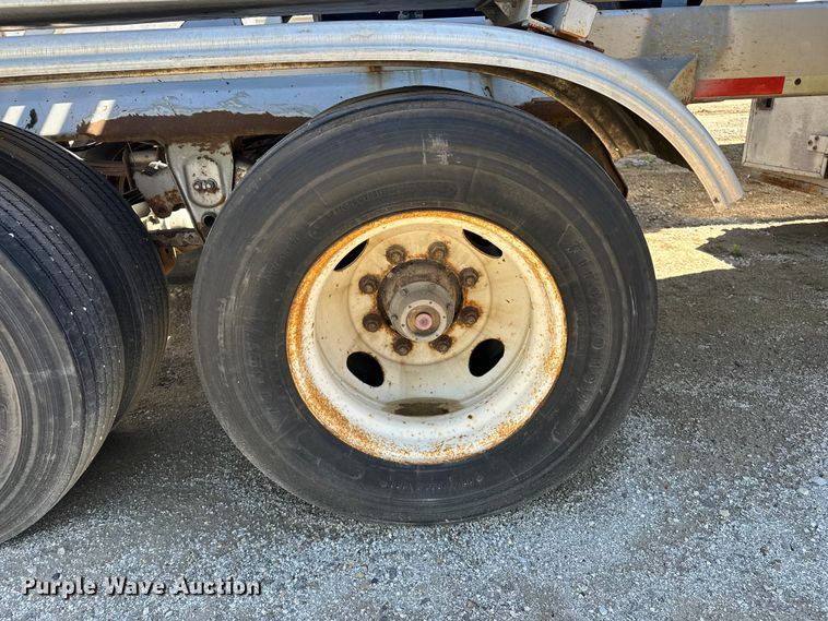 image for item EA4856 1982 Trailmobile B32C-52DT tank trailer