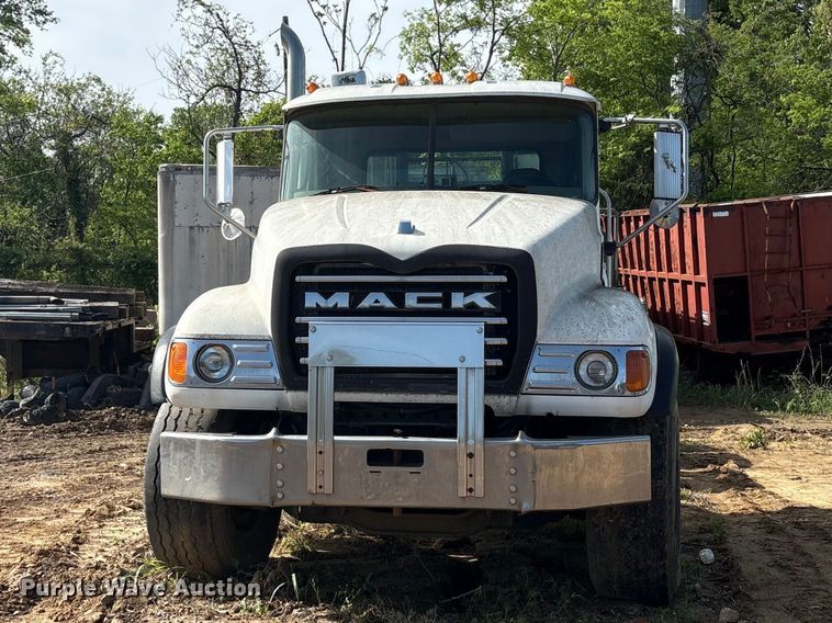 image for item EA7962 2007 Mack CV713 semi truck