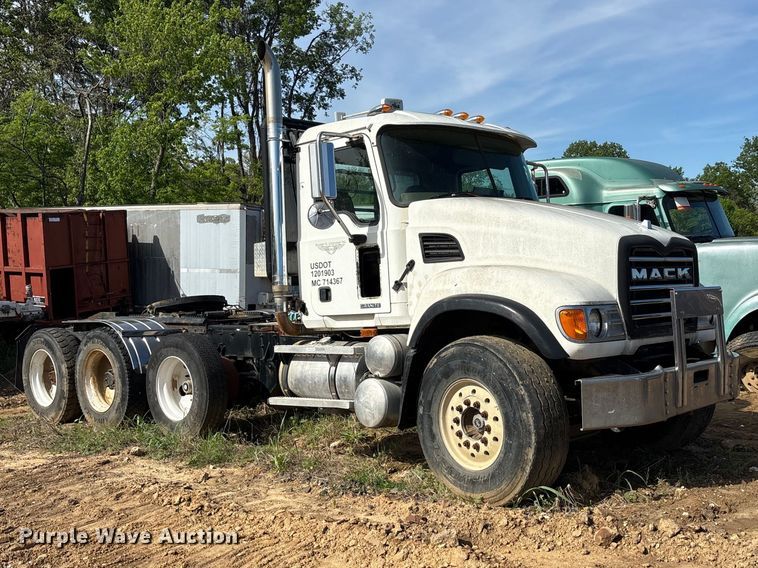 image for item EA7962 2007 Mack CV713 semi truck