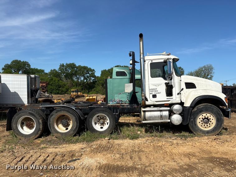 image for item EA7962 2007 Mack CV713 semi truck