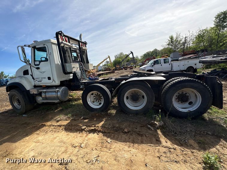 image for item EA7962 2007 Mack CV713 semi truck