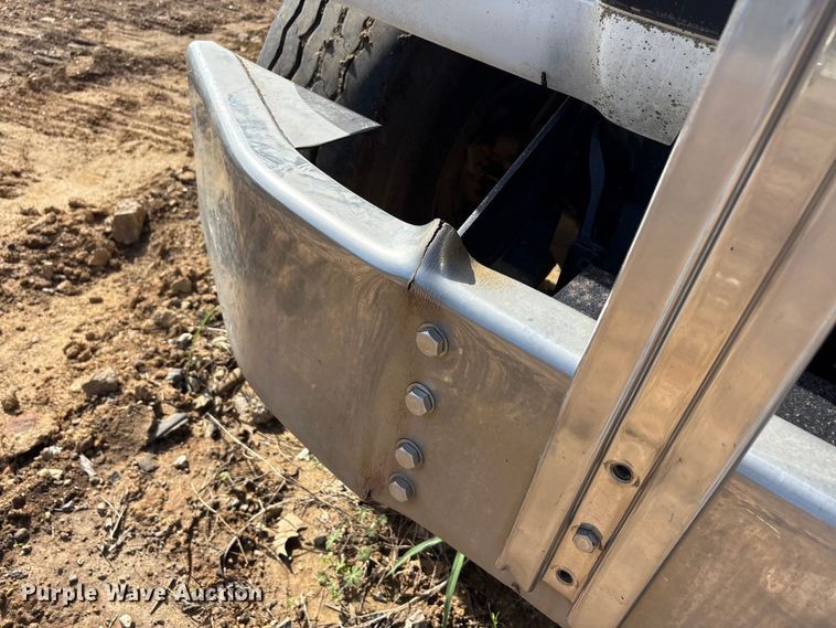 image for item EA7962 2007 Mack CV713 semi truck